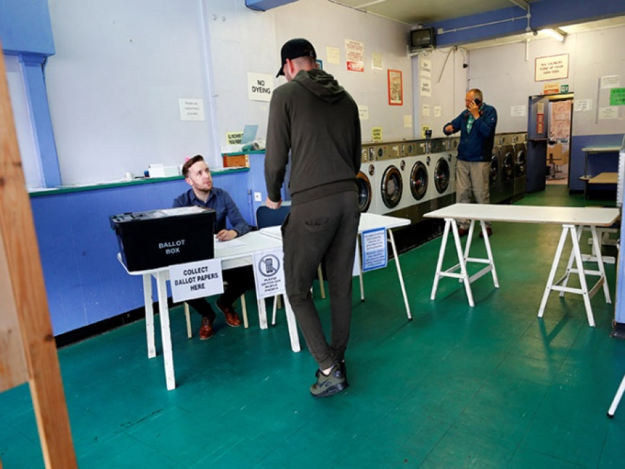 Conservadores de Therasa May, pierden la mayoría absoluta 