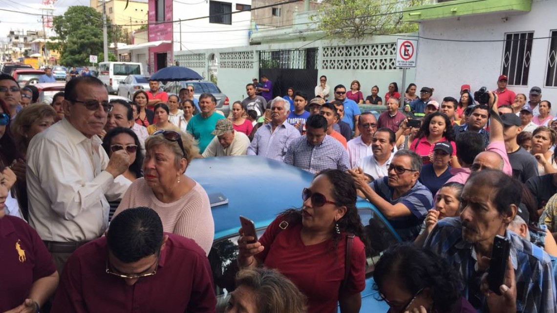 Entregan constancia de registro a Armamdo Martínez