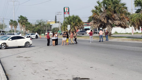Madres de familia bloquean la Av. Marte R. Gómez en Matamoros