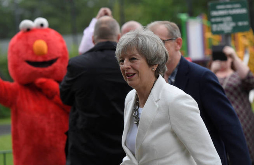 Pedirá permisoTheresa May  a la reina Isabel para formar gobierno