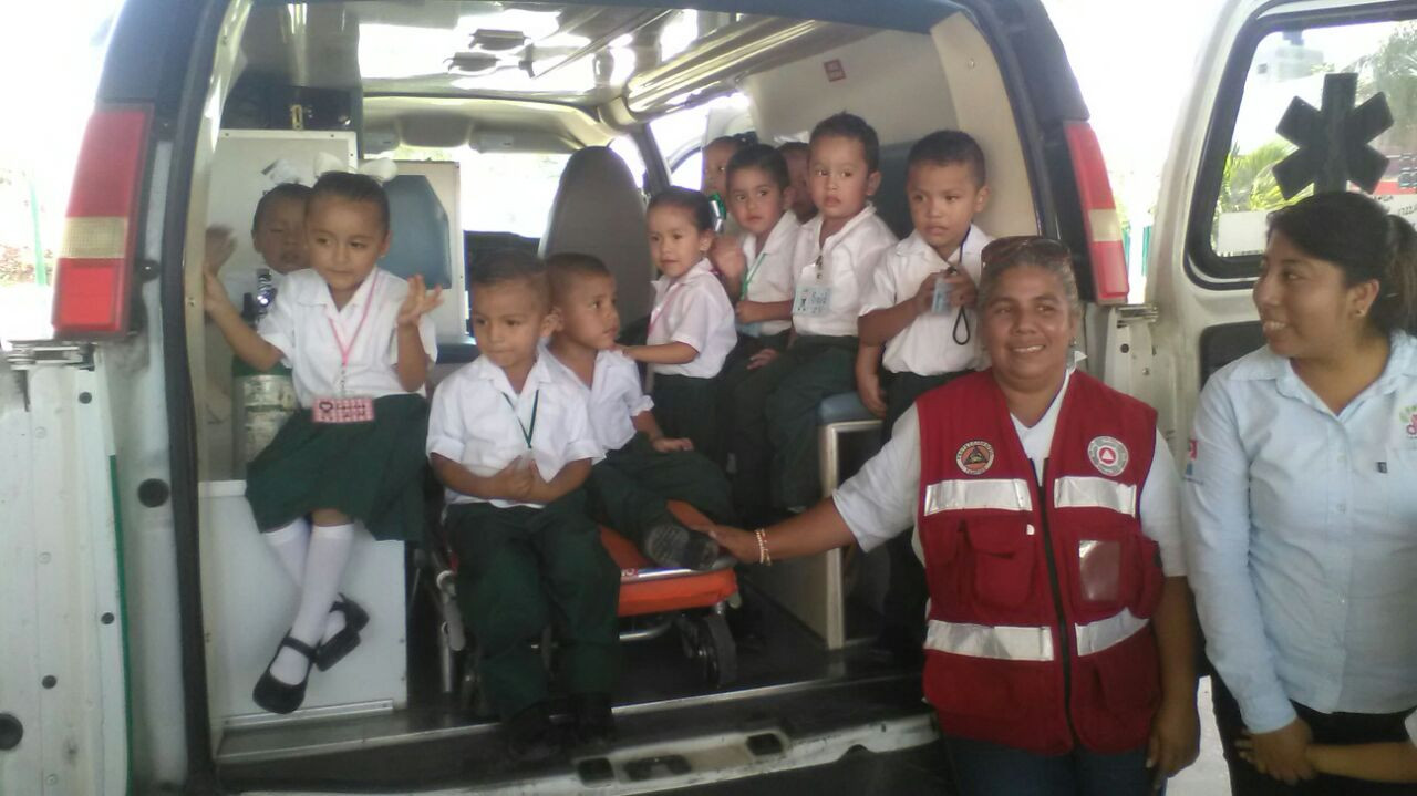 “Bomberito por un día” instruye a niños a reaccionar en caso de una emergencia