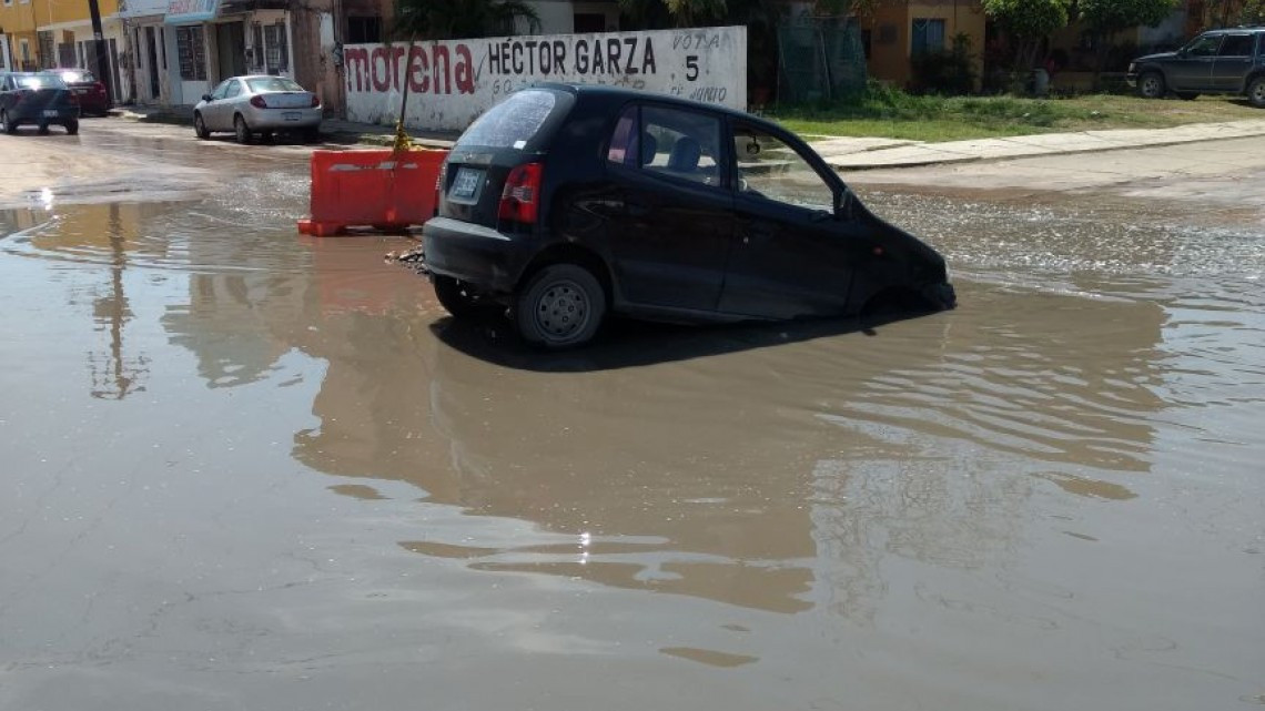 Caen dos vehículos en socavón en Ciudad Madero