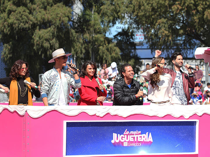 Timbiriche se presenta en desfile navideño de CDMX