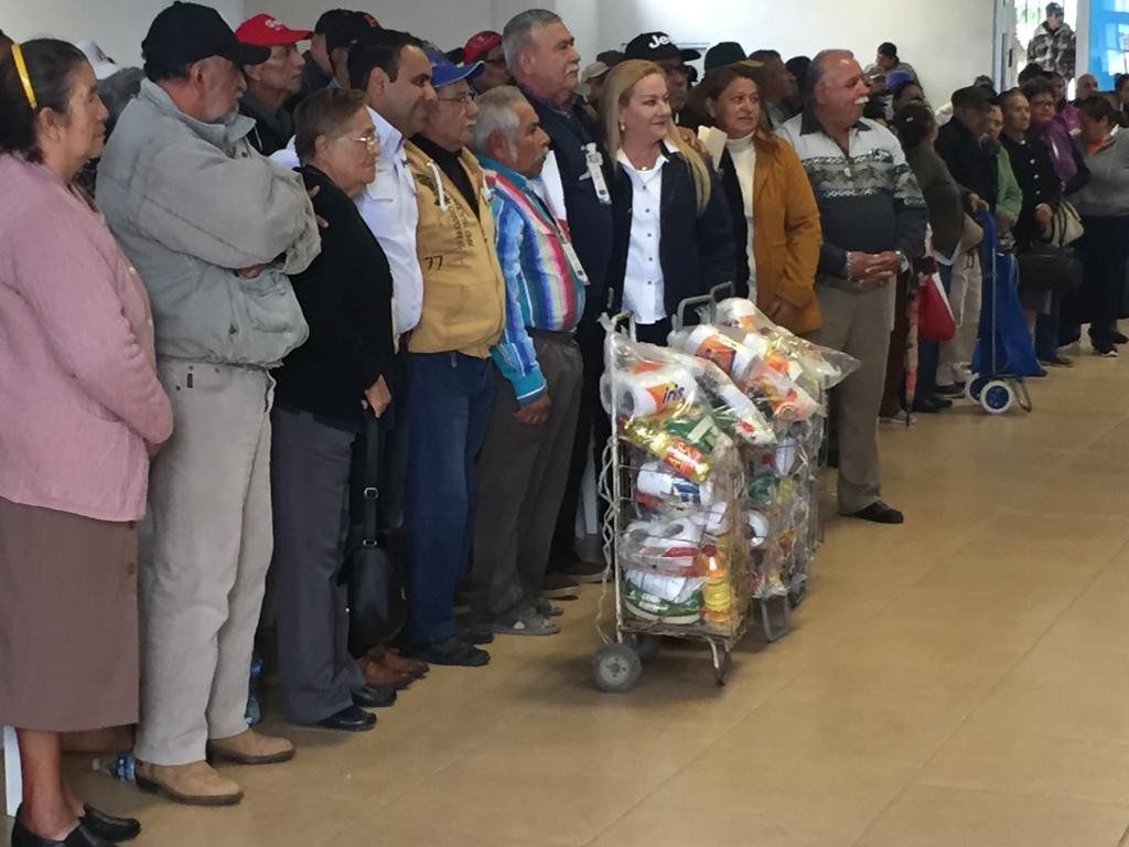 Entregan despensas a adultos mayores en Altamira