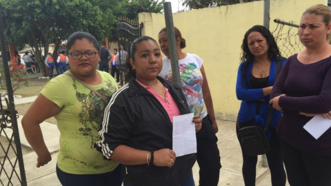 Entregan recetas escritas en hojas de cuaderno, sin sello ni firma