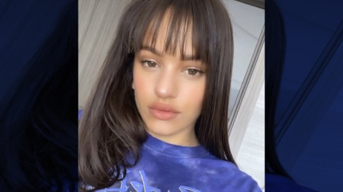 Rosalía no aguantó y agarró las tijeras para hacerse flequillo