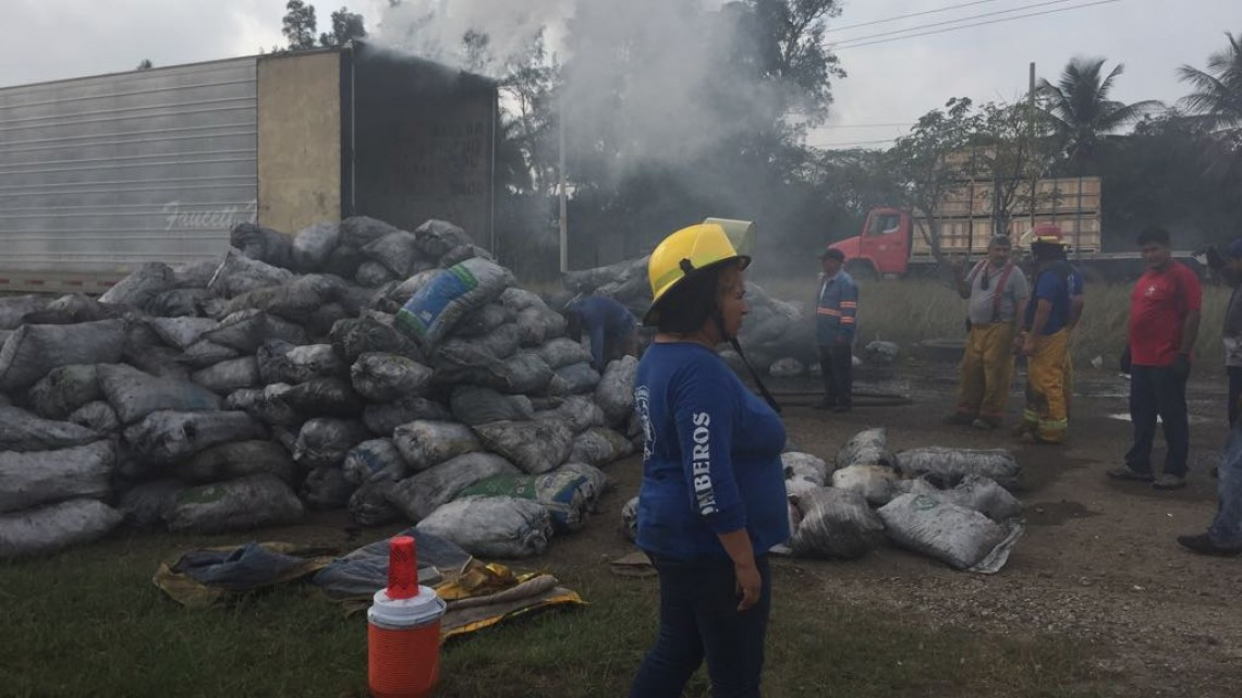 "No se hará la carnita asada", se incendia camión con carbón