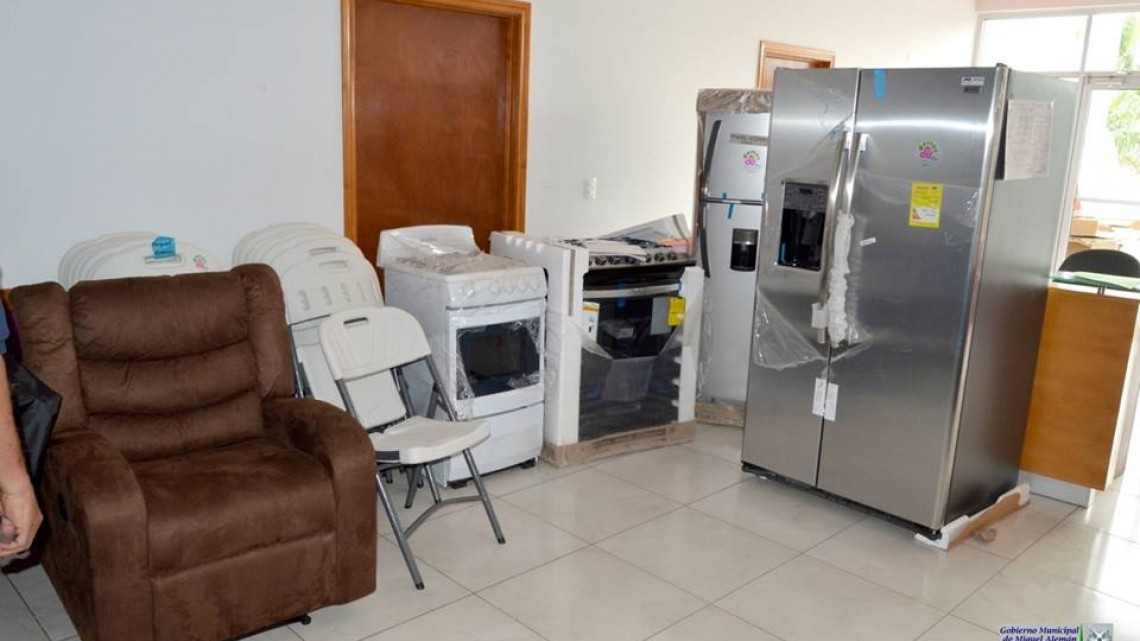 Recibe alcaldesa beneficios que envía DIF estatal