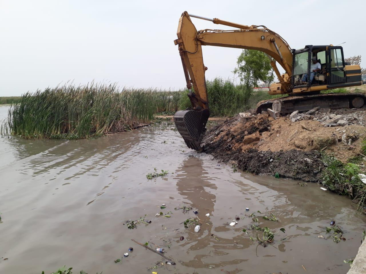 Realizan dragado emergente en laguna de Champayán por bajos niveles