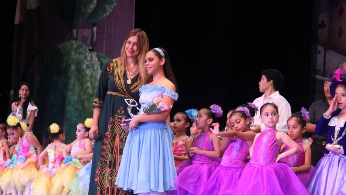 Alcaldesa asiste a presentación del ballet clásico "Alicia en el país de las maravillas"