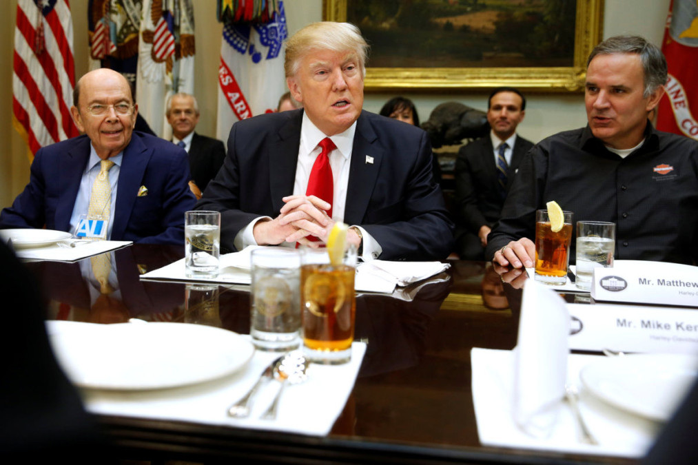 El decreto de Trump contra inmigrantes es inconstitucional: Exfiscales