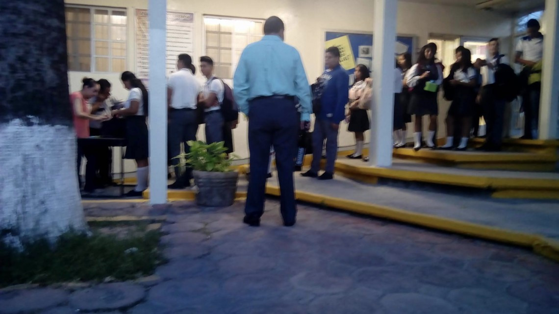 Revisan mochilas ante amenaza en el CETIS 71   