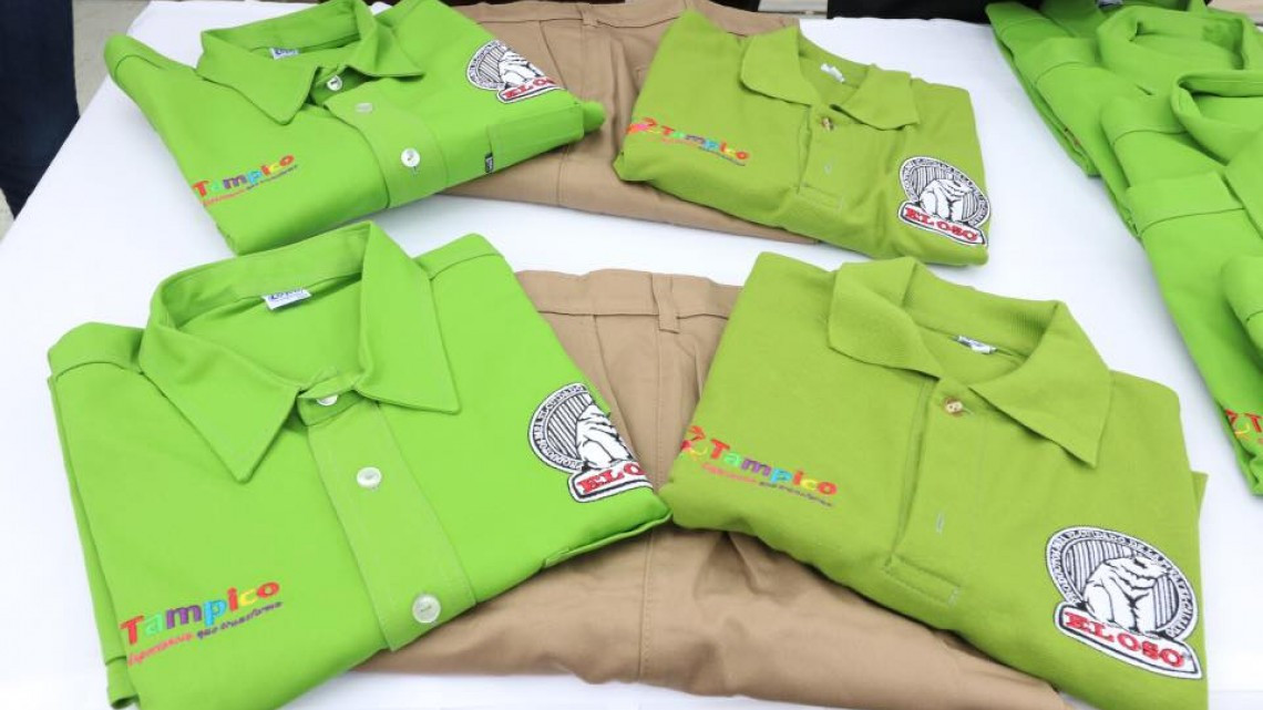 Entrega Alcadesa uniformes y toldos a los aseadores de calzado