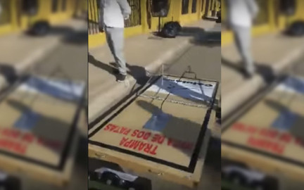 Colocan ratoneras gigantes frente a casas de diputados en Baja California