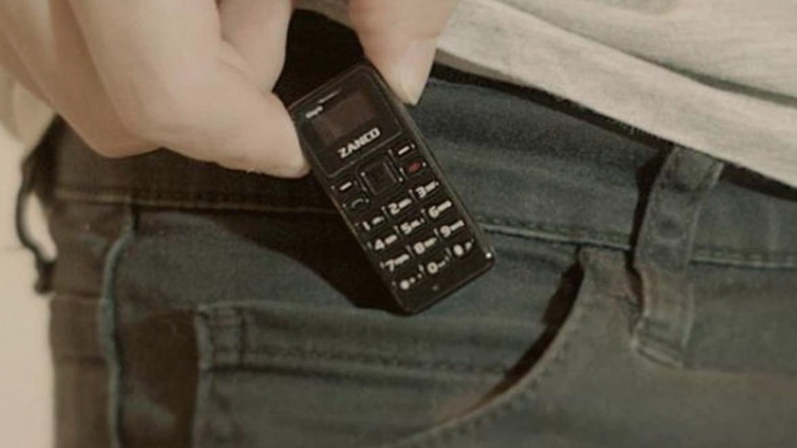 Así es el móvil más pequeño del mundo