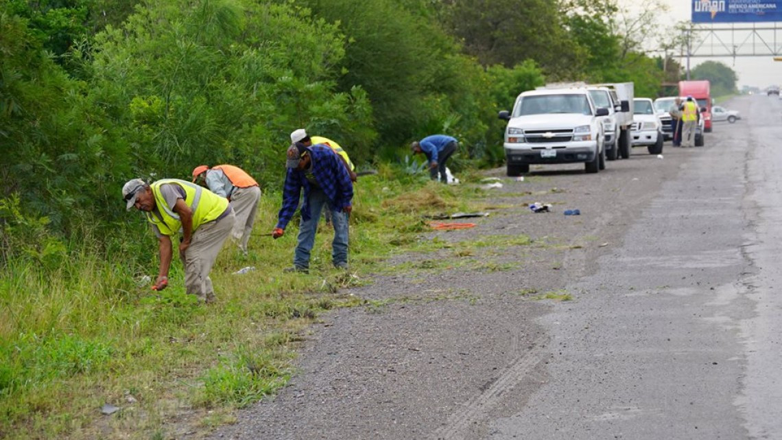 Cuadrilla de limpieza realiza labores en libramiento