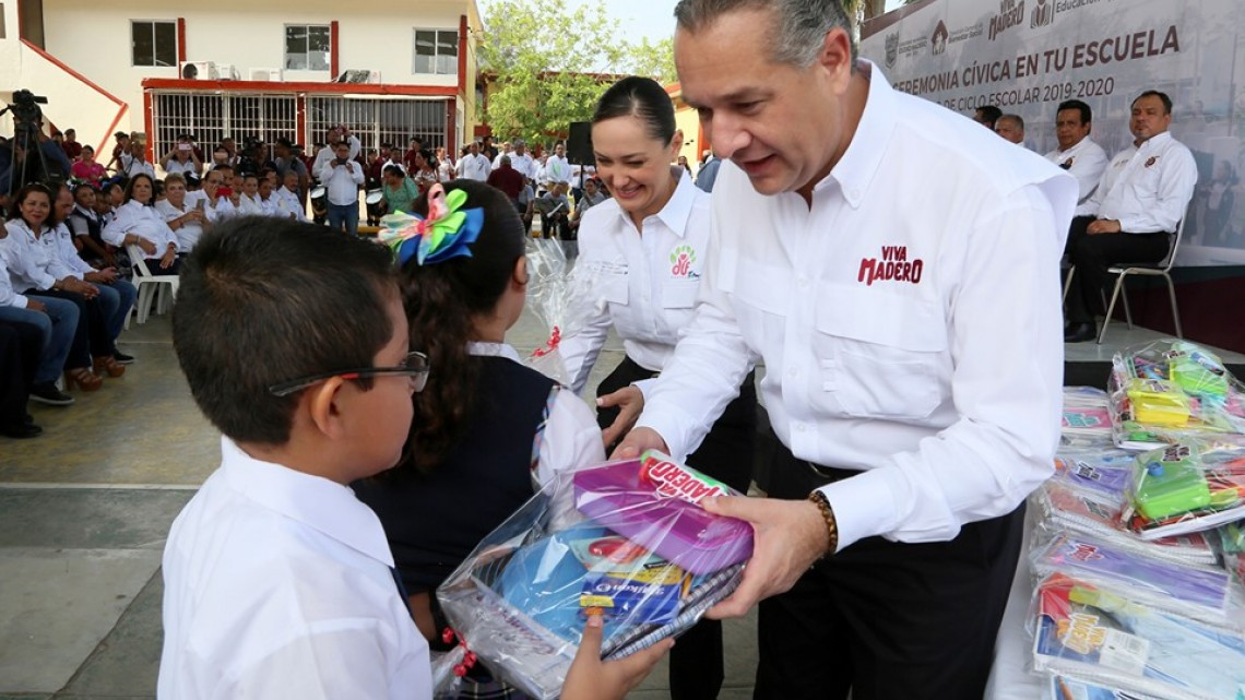 Entrega Ayuntamiento paquetes de útiles escolares