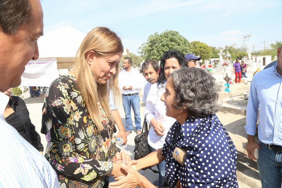 Alcaldesa realiza recorrido en cementerios