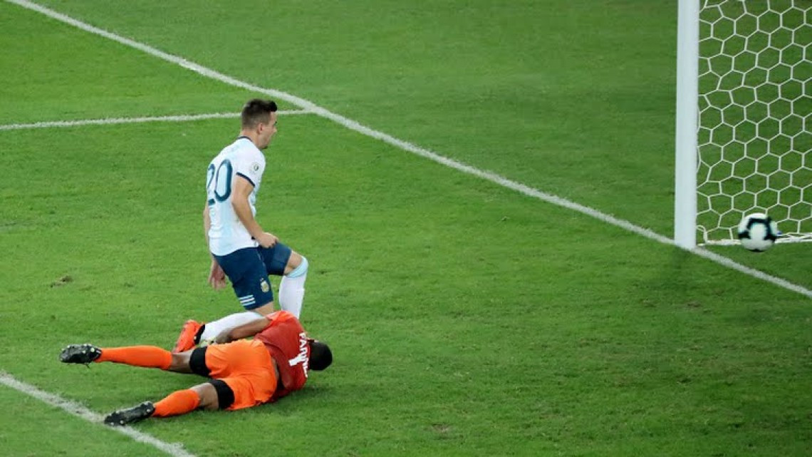 Argentina se impone 2-0 a Venezuela 