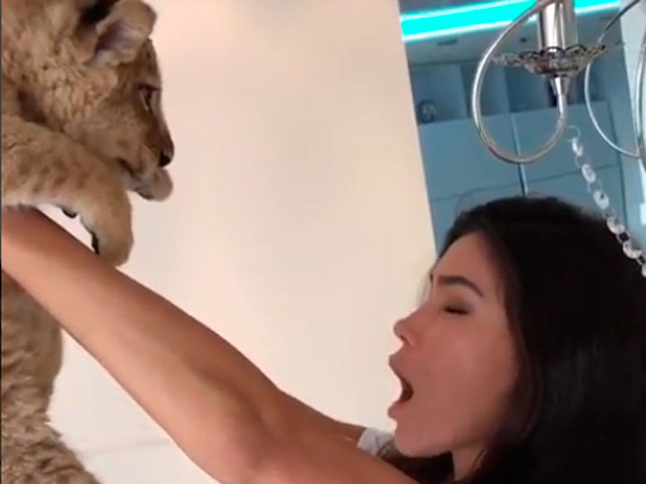 Modelo rusa es orinada por su cría de león