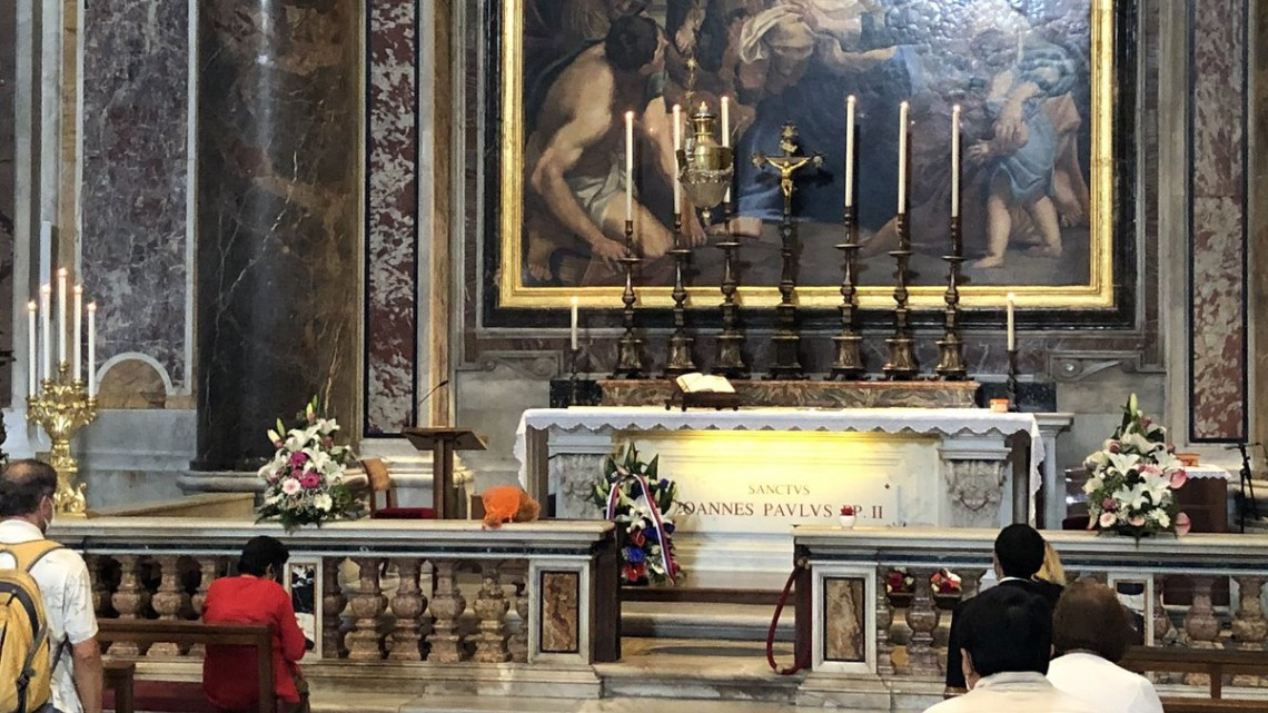 Reabre la basílica de San Pedro del Vaticano tras dos meses de cierre