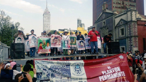 Padres de normalistas protestan para pedir justicia