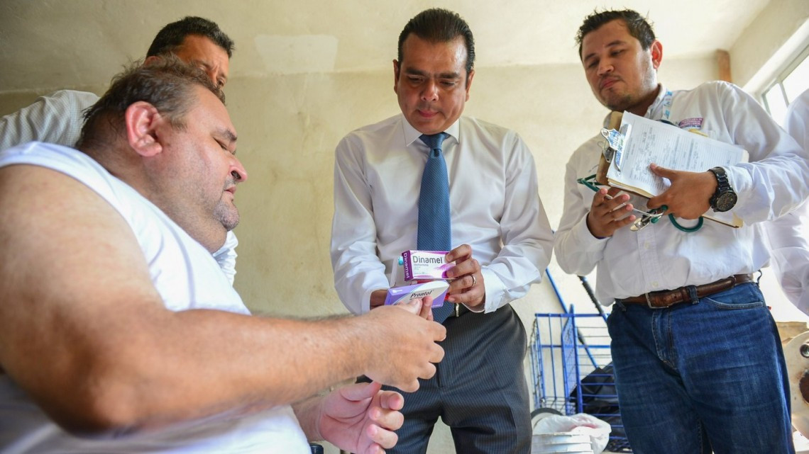 Lleva Enrique Rivas apoyo médico a colonos