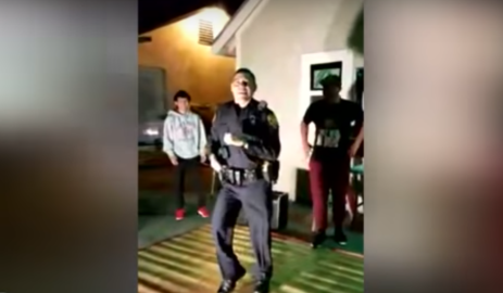 Policía termina bailando en una fiesta en Texas