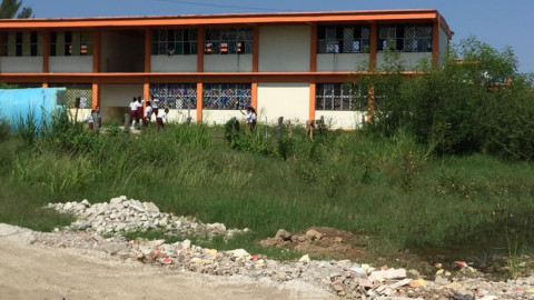Piden limpieza de un acceso a una escuela secundaria