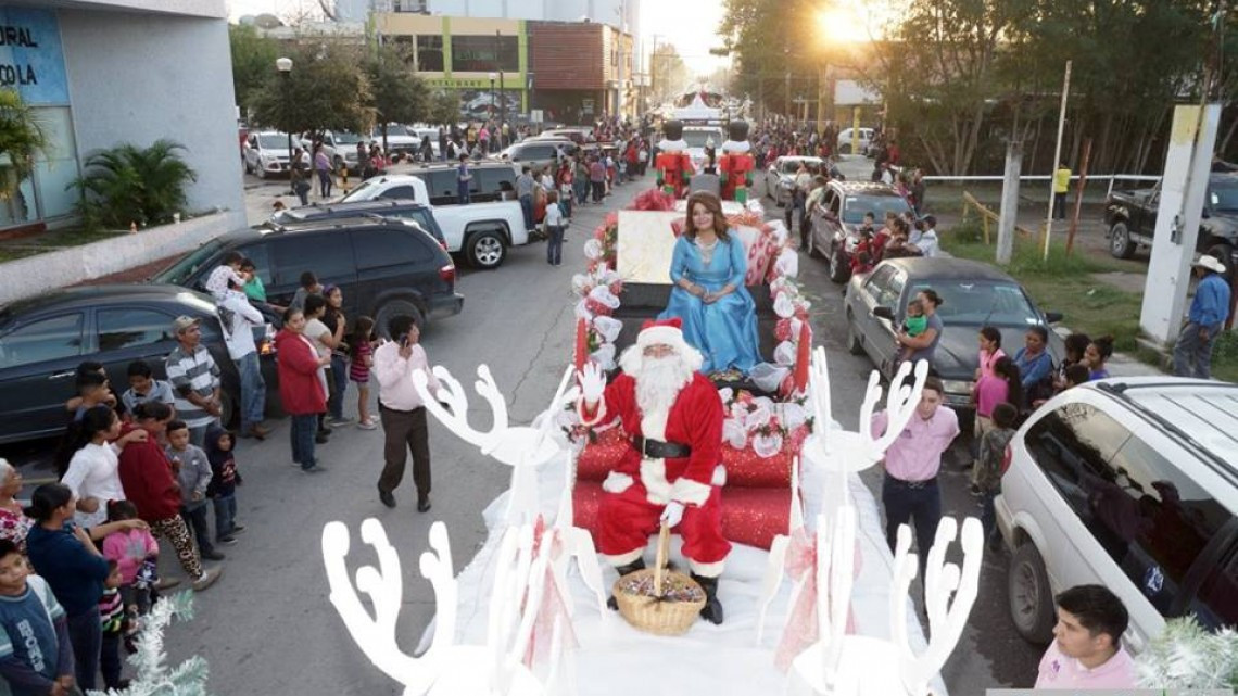 Un éxito el desfile navideño en Miguel Alemán 