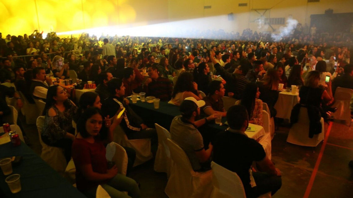 Corona Alcaldesa a Reyna de universitarios