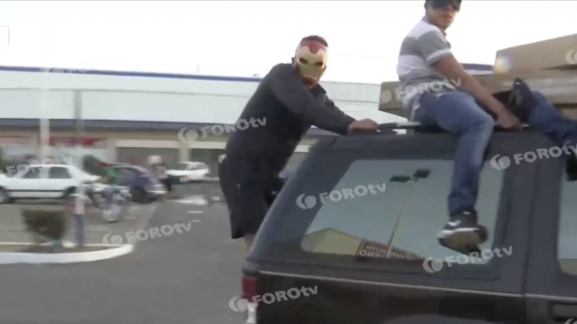 Continúan saqueos a tiendas departamentales en manifestación al alza de gasolina