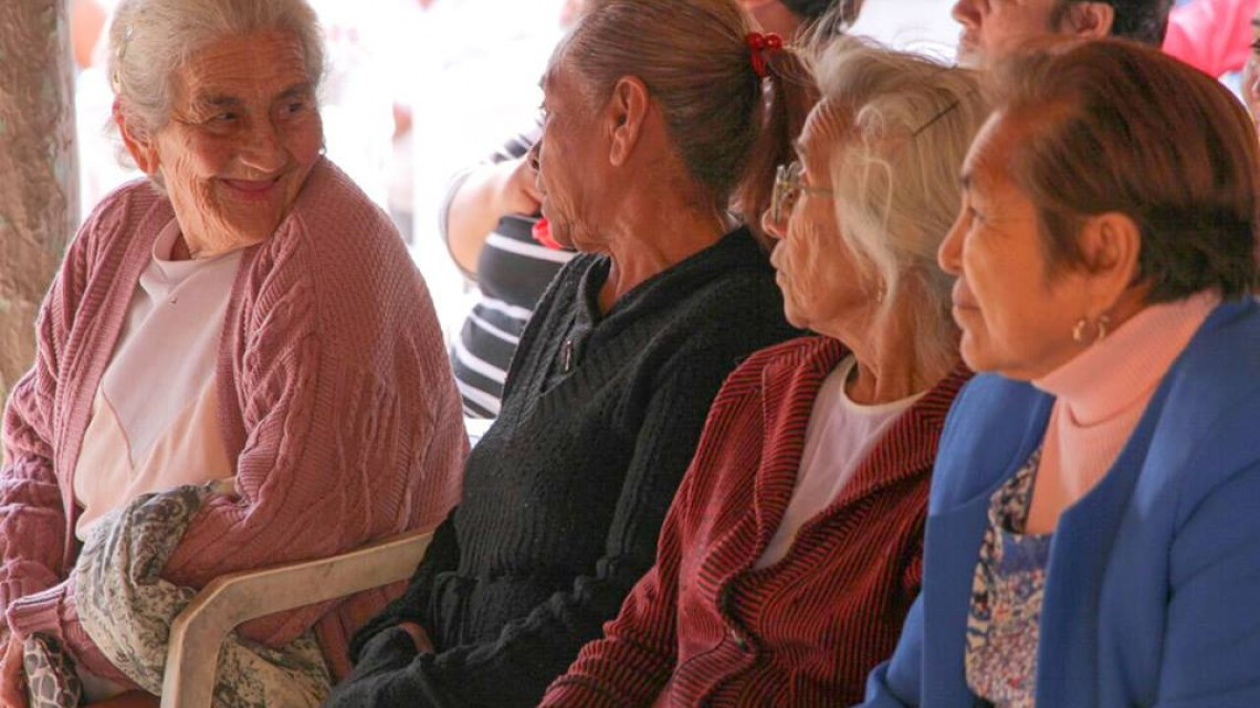 Entregan apoyos a adultos mayores