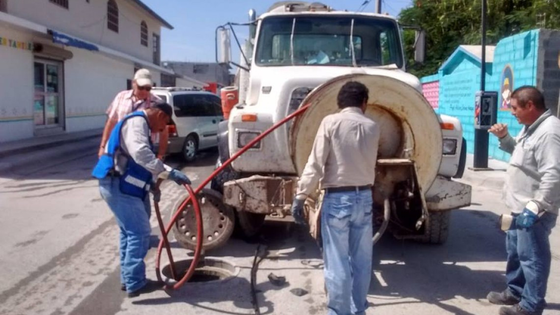 Comapa trabaja con equipo vactor