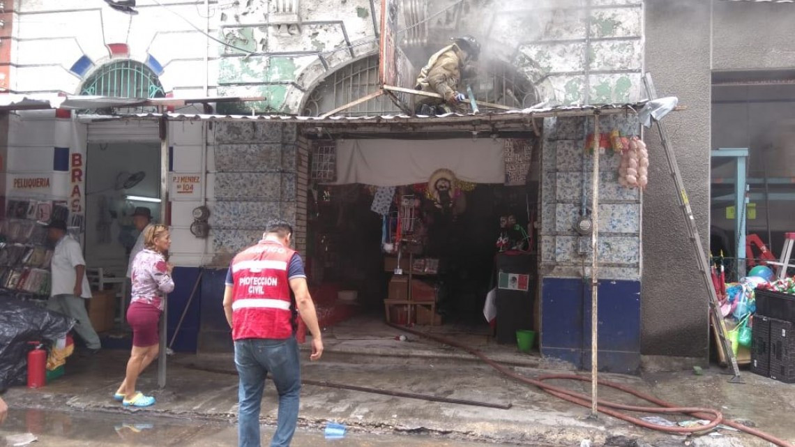 Corto circuito en negocio genera movilización de los bomberos