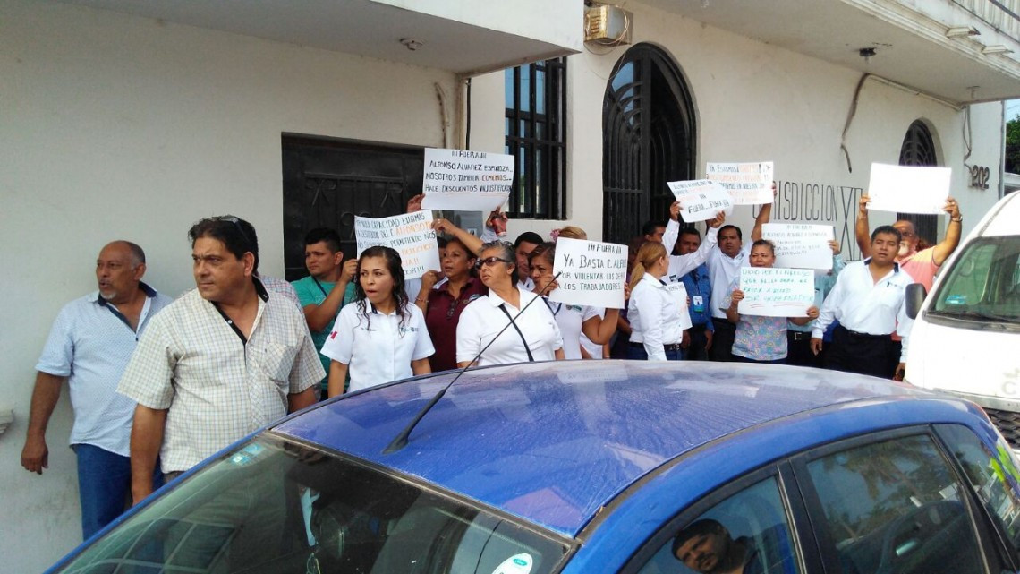 Protesta frente a la jurisdicción sanitaria No. 12 de Altamira, exigen trato digno de sus jefes