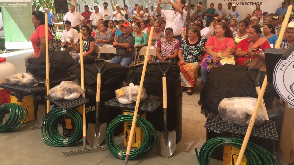 Chuchín entrega apoyos para el campo