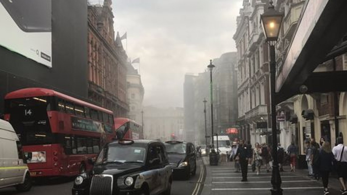 Se incendia edificio en Londres