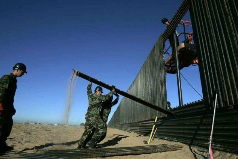 Harvey retrasa construcción del muro fronterizo