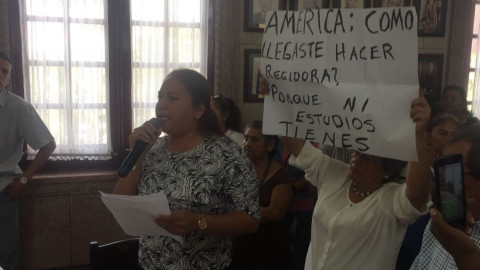 Regidora perredista arma “show” en sesión de cabildo