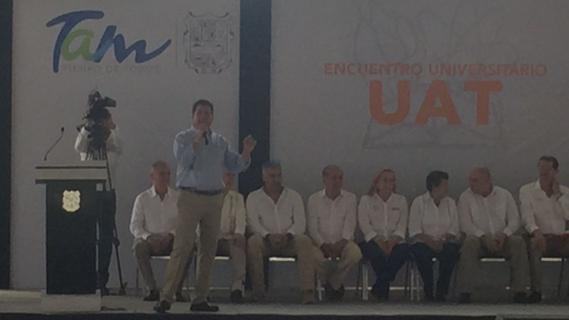 Universitarios cuestionan a gobernador en encuentro estudiantil