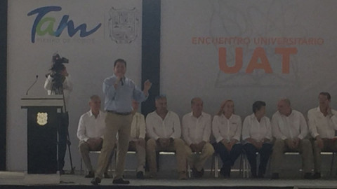 Universitarios cuestionan a gobernador en encuentro estudiantil