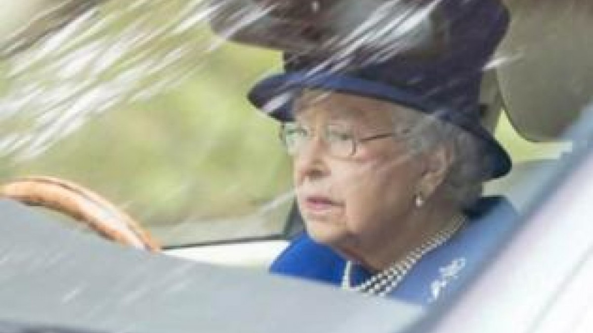 Captan a la Reina Isabel II conduciendo su Jaguar