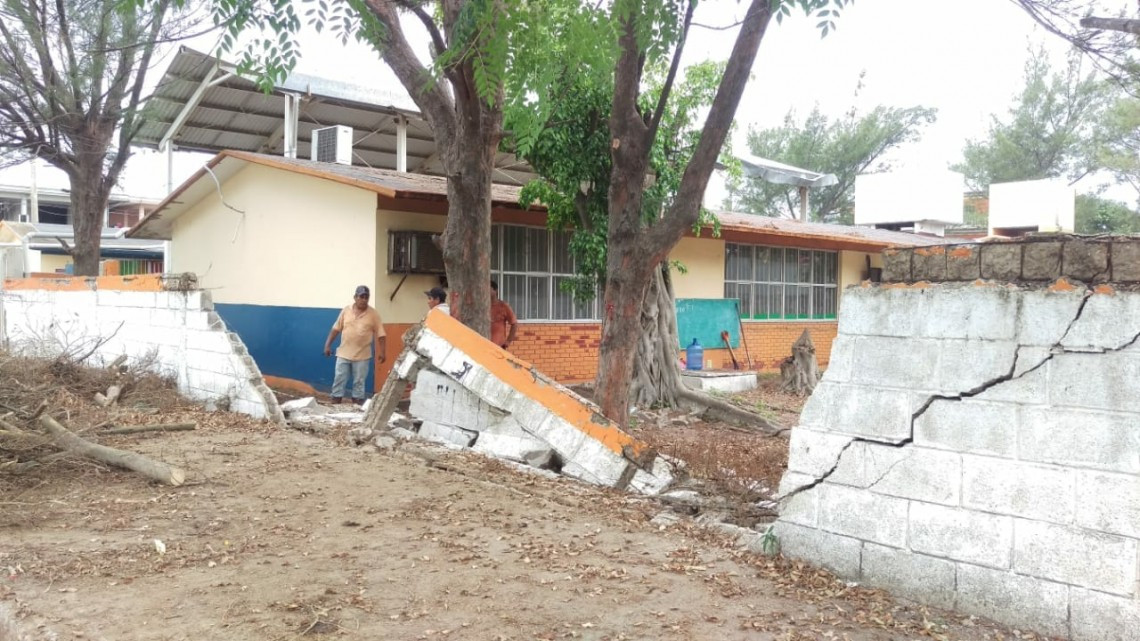 Cae barda de jardín de niños en Madero