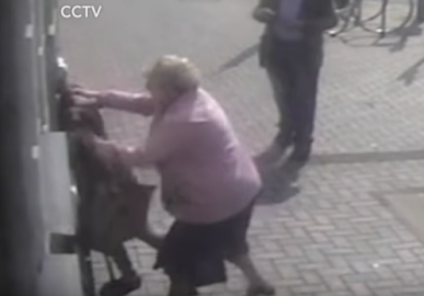 Anciana se defiende a jalones de asaltante