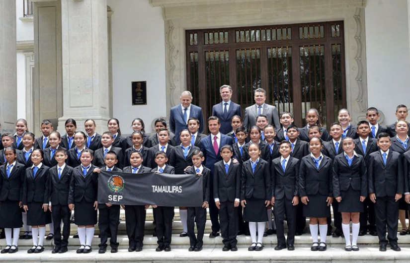 EPN recibe a infantes ganadores de olimpiada