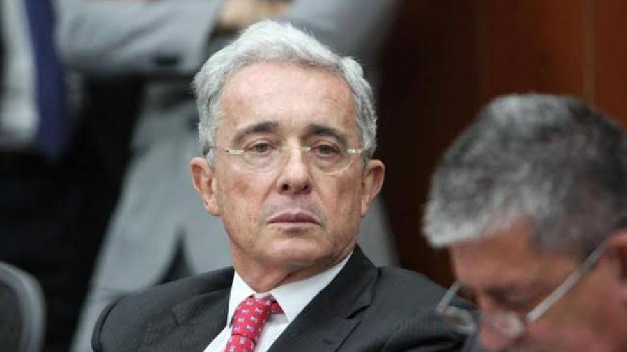 Fiscalía de Colombia acusa al ex presidente Álvaro Uribe de fraude y soborno