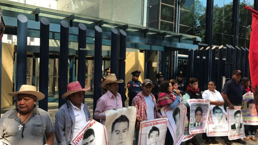 Padres de normalistas desaparecidos exigen diálogo con titular de PGR