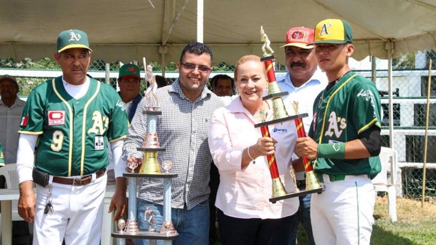Amparán Cruz asiste y preside torneos de Beisbol