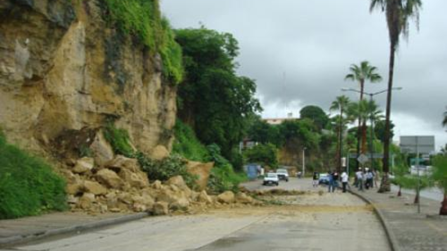Se registra deslave en cerro de Andonegui